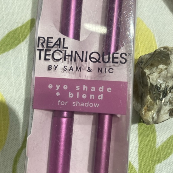 Real Techniques Eye Shade + Blend Makeup Brush Duo - Picture 3 of 3